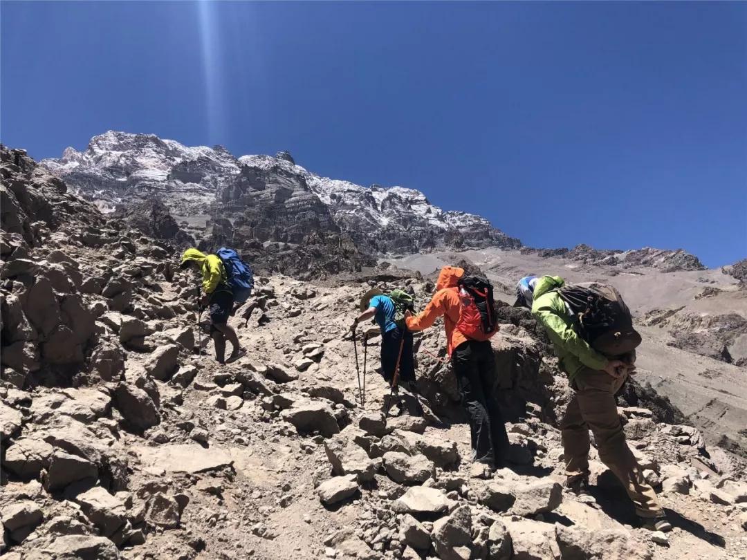 登山赛车最新无限金币,“攀登高峰赛车大放异彩，无限金币奖励引热议”。